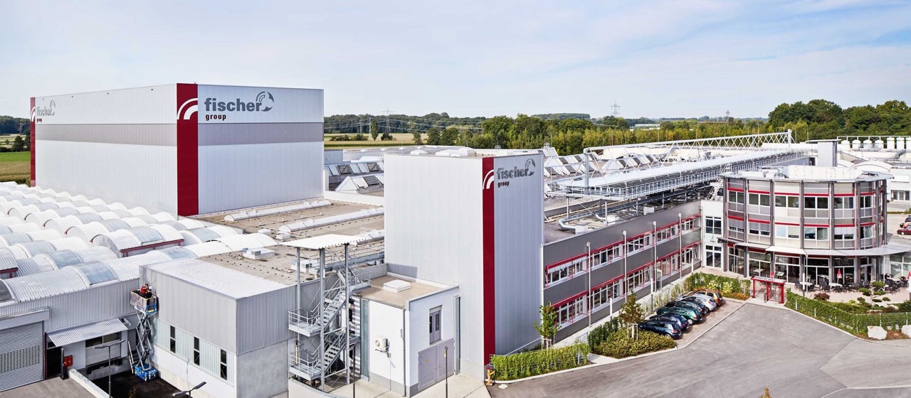 Flygbild över Fischer Group:s fabriksanläggning i Tyskland